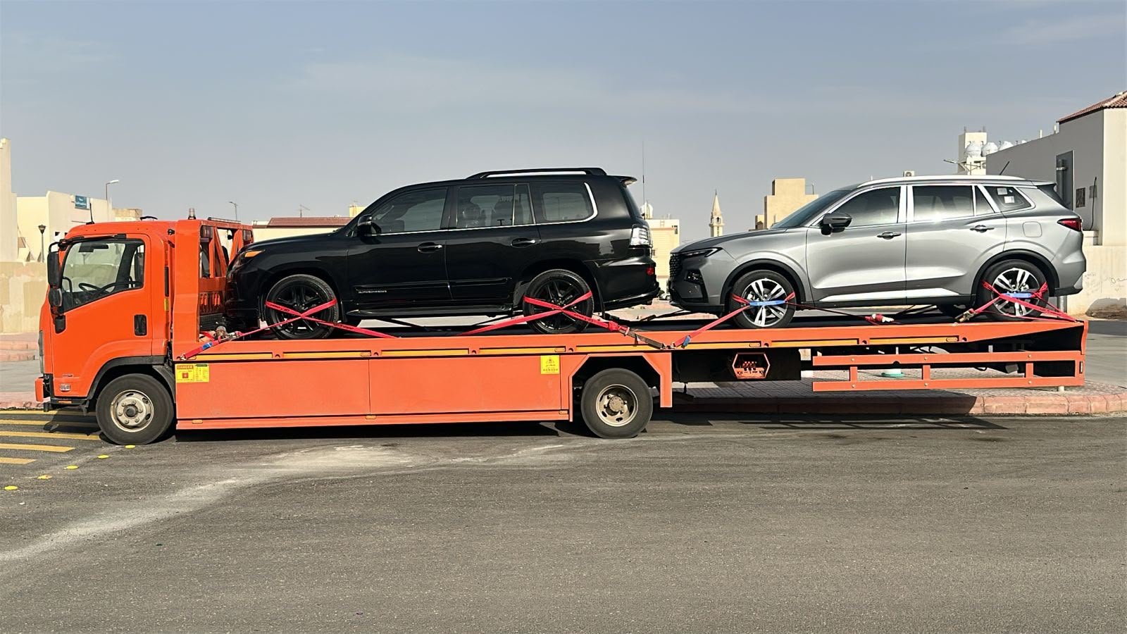 سطحة بمركبتين لنقل عدة سيارات في رحلة واحدة